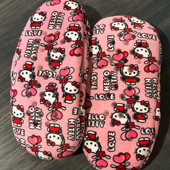 NWOT. Hello Kitty Pink Slippers. Size 7-8. - Picture 2 of 3